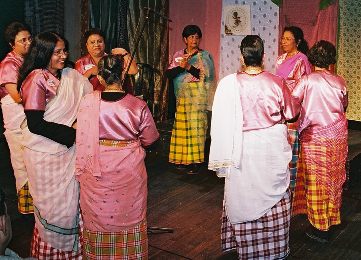 "Parrot Song", ninnukaḷi in Nirit Singers' performance, Rishon LeTzion 2005.  Photo courtesy of Galia Hacco.