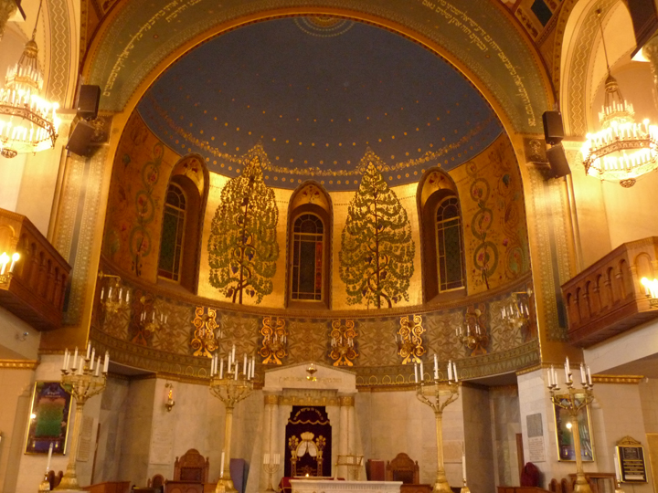 Frescos in the Choral Synagogue, built 1903, restored 2006. Photo by the author.